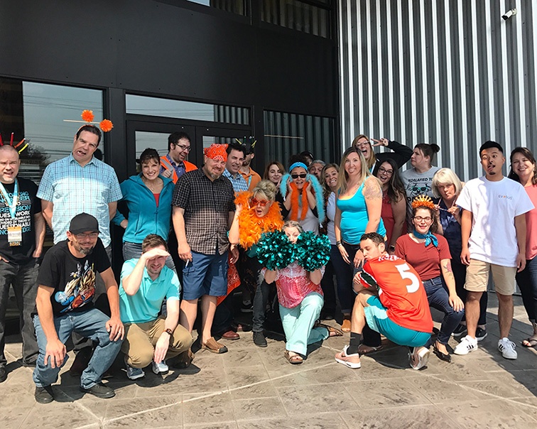 SpiritWeek2018_AquaOrangeDay_GroupPhoto